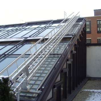 Schuin geplaatste trappen met borstweringen voor glazenwassen op een dak. Schuin geplaatste trappen met borstweringen voor glazenwassen - Building Maintenance Unit